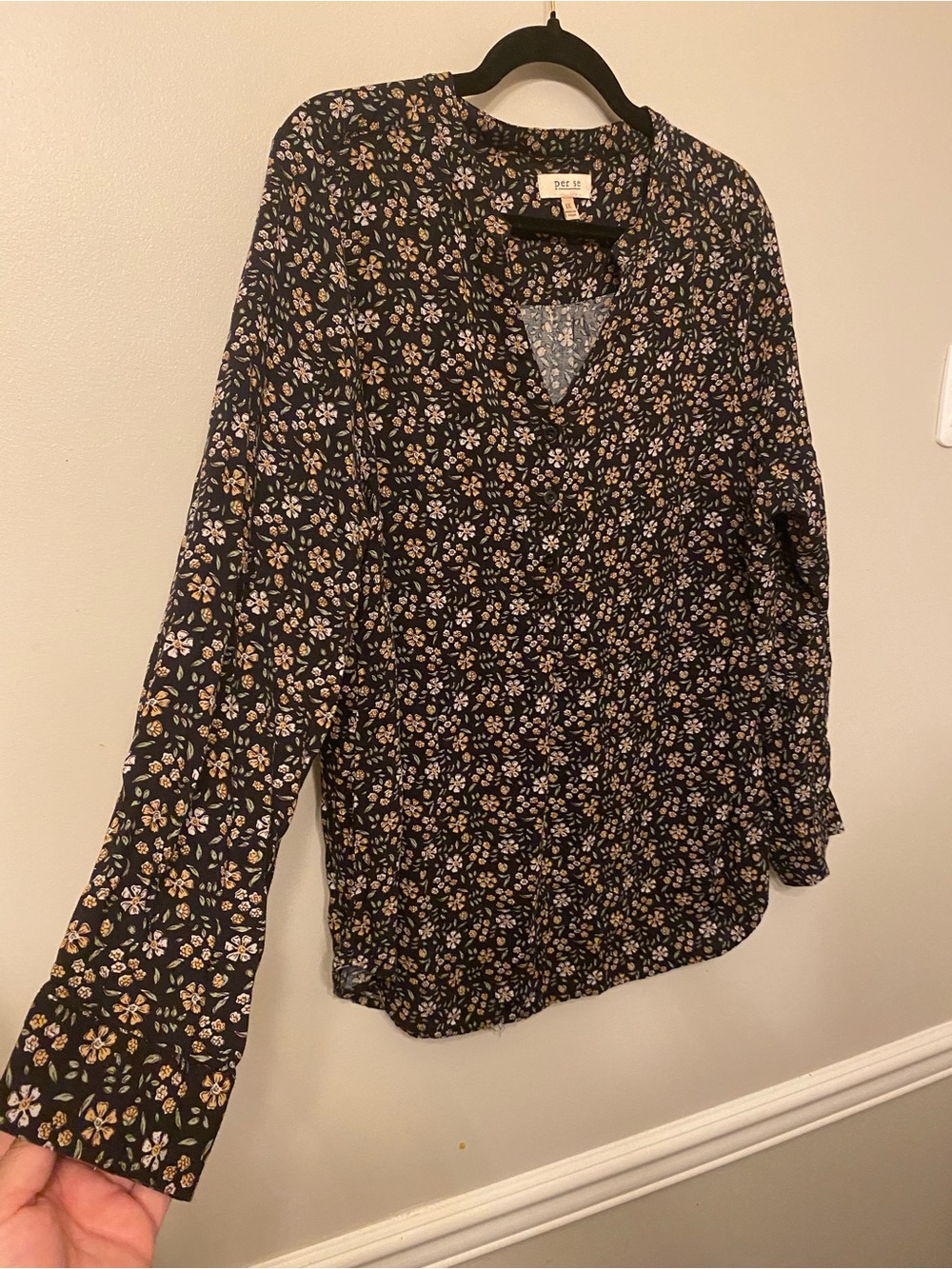 Per Se Black Floral V-Neck Long Sleeve Blouse